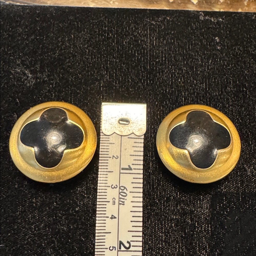 Vintage unsigned Elegant Gold and Black clip on Earrings - Picture 5 of 5